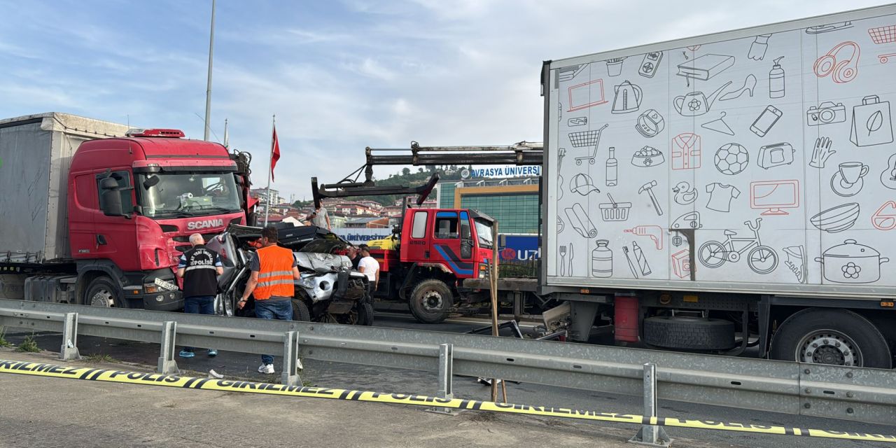 İki TIR arasında can pazarı: 3 kişi kamyonette sıkıştı