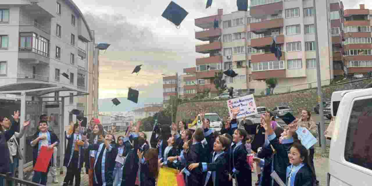 Öğrencilerden kanser tedavisi gören öğretmenlerine duygulandıran sürpriz: Evinin önünde kep attılar!