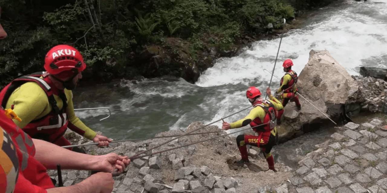 Uzungöl’de dereye düşen 9 yaşındaki Faisal’dan hala haber yok!