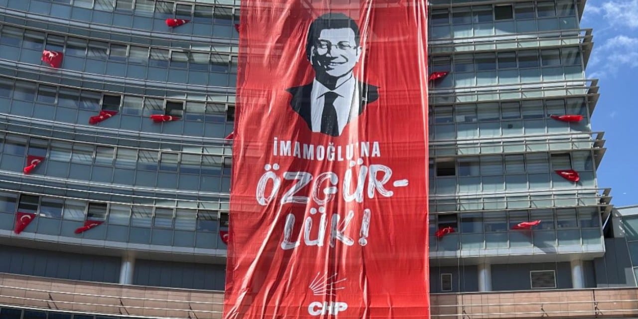 CHP Genel Merkezi'ne dev İmamoğlu pankartı