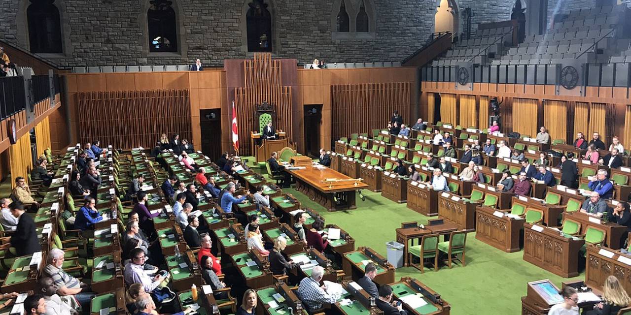 Yeni meclis başkanını böyle oturttular: Bir yandan muhalefet bir yandan iktidar...