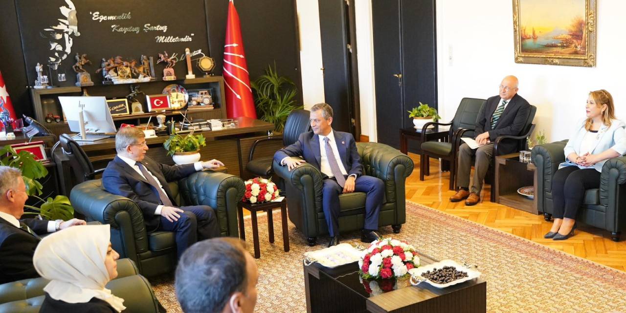 Davutoğlu TBMM'de Özgür Özel'i ziyaret etti