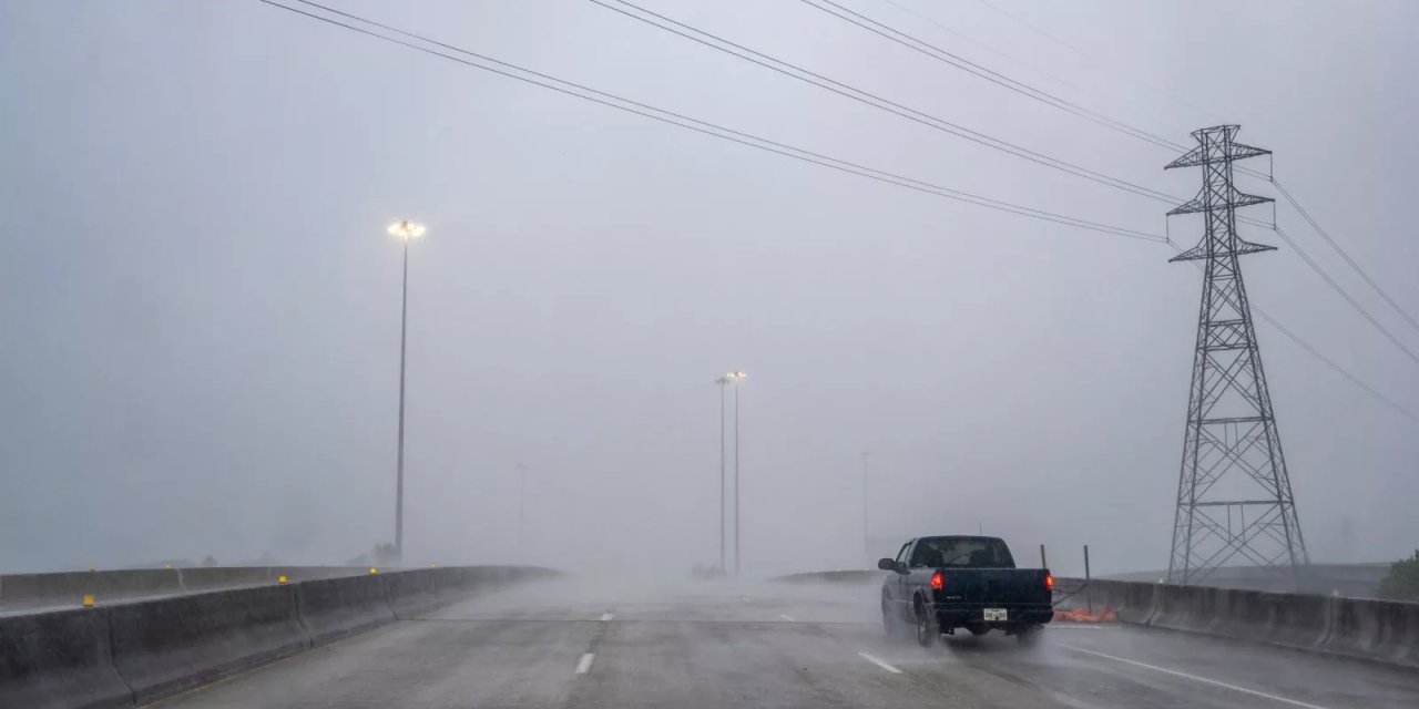 Fırtına nedeniyle 160 bin kişi elektriksiz kaldı