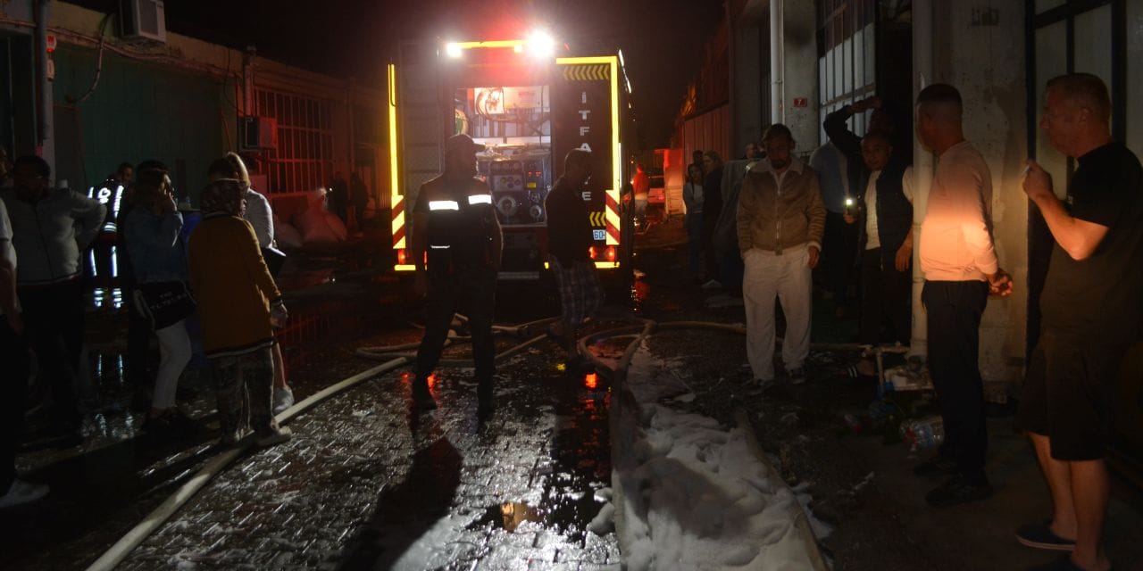 Ayvalık'ta gözlük fabrikasında korkutan yangın