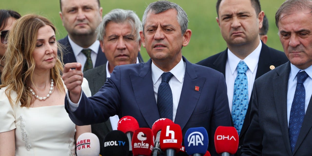 Özel'den Erdoğan'ın Anayasa ısrarına esprili yanıt: Kemerleri bağlayın yere çakılacağız