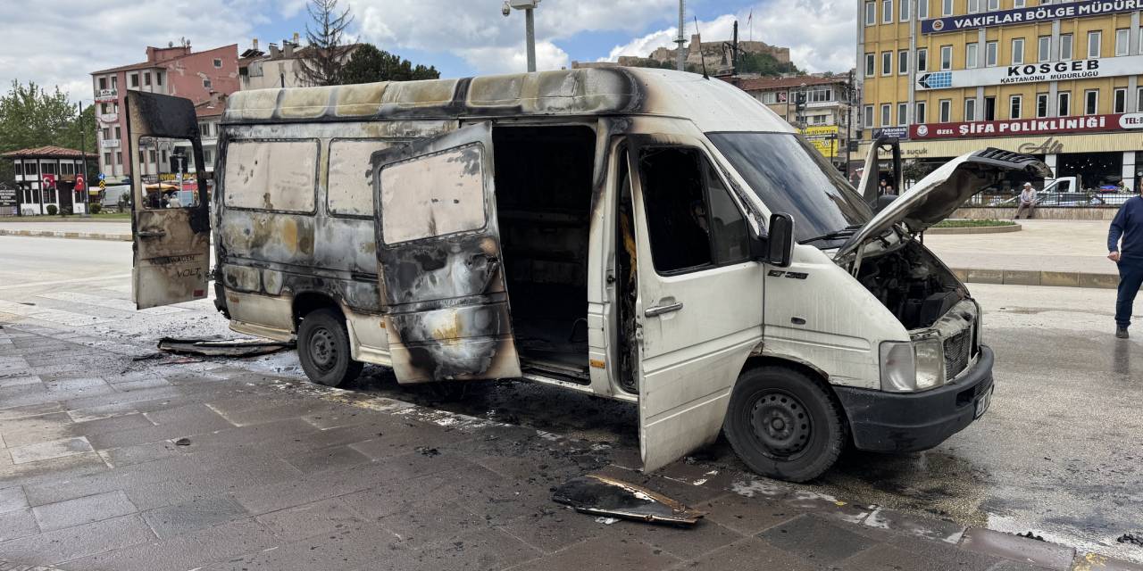 Borcunu öğrenen adam panelvanı ateşe verdi