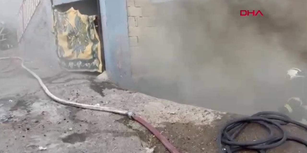 İstiflenmiş samanlar alev alev yandı