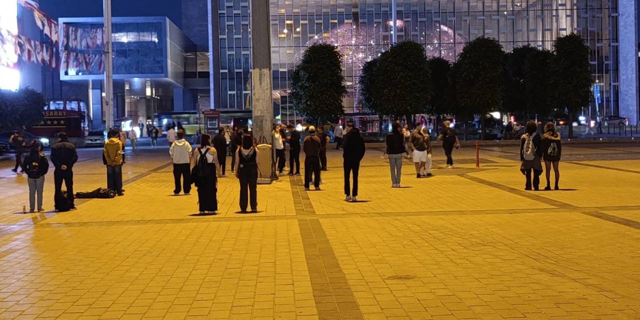 Taksim'de 'Duran adam' eylemi: 18 genç gözaltına alındı
