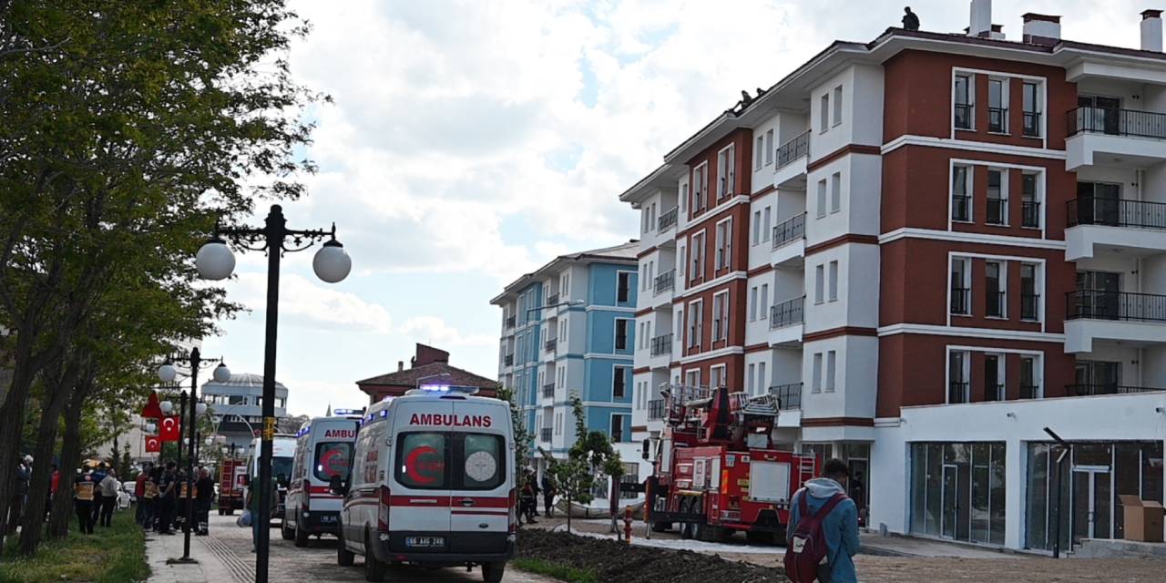 Ücretini alamayan TOKİ işçileri çatıya çıkarak eylem yaptı