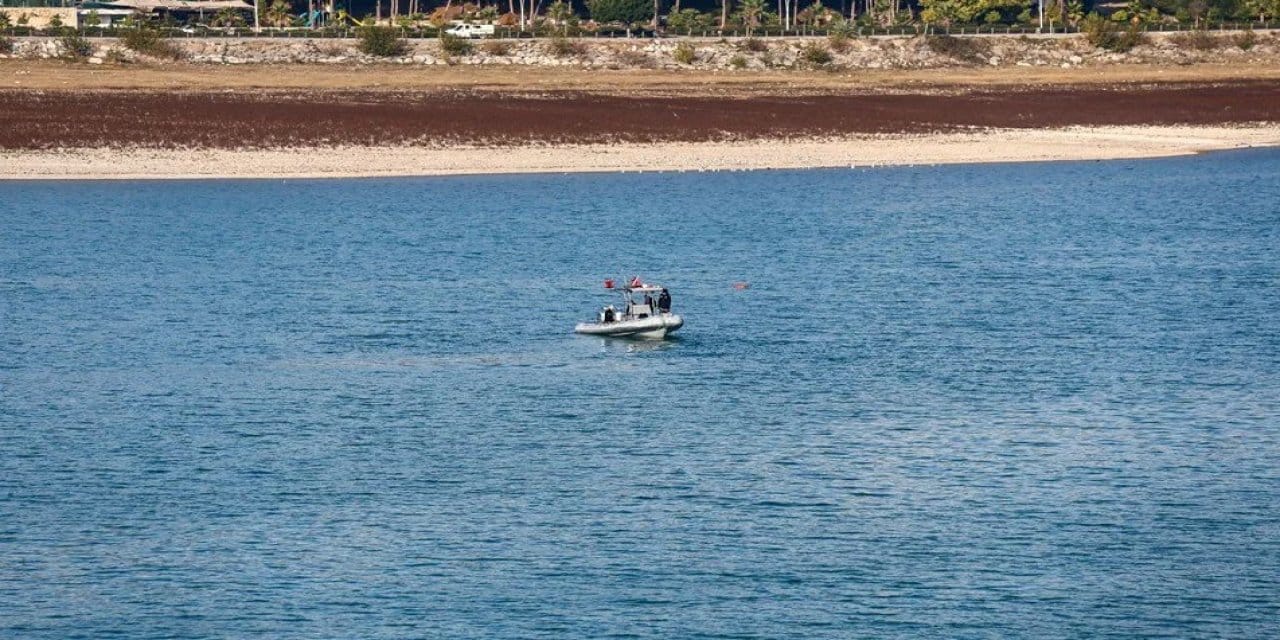 Tekne gezintisi sırasında baraja düştü