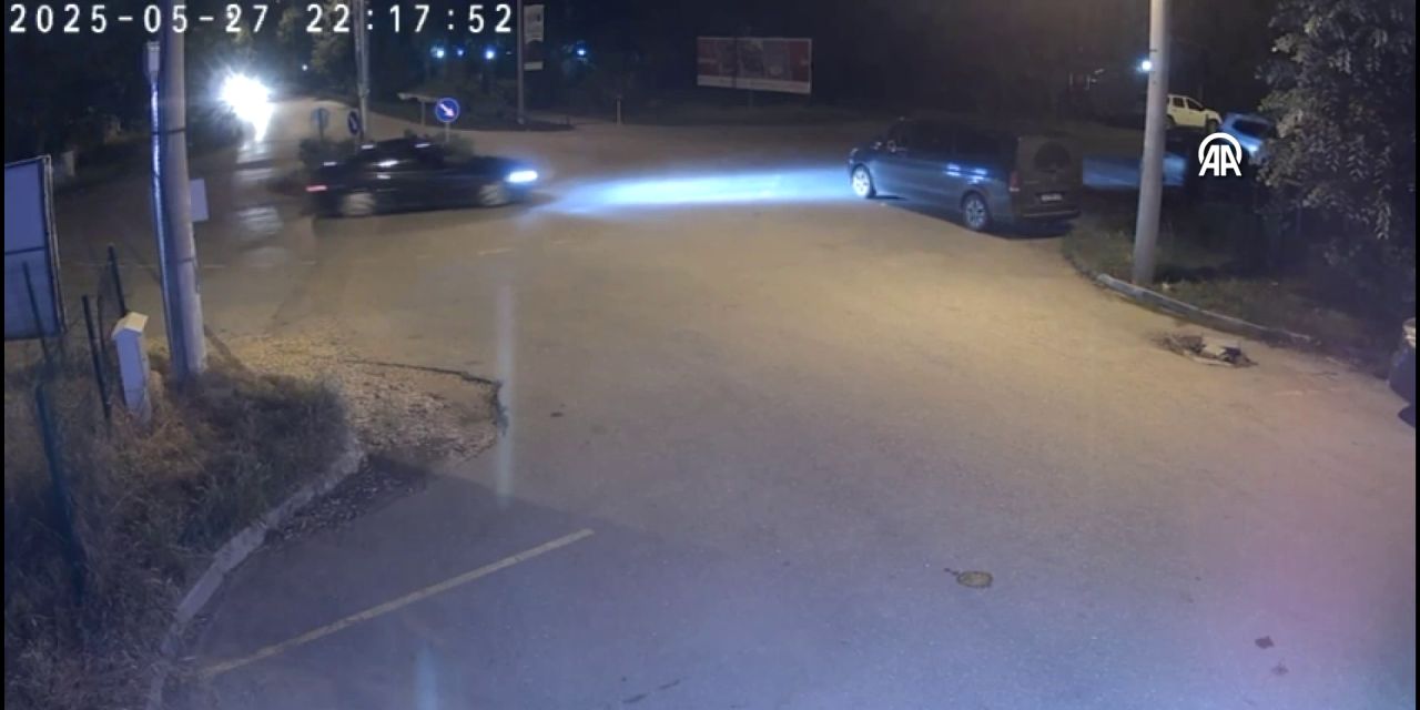 Dönel kavşakta hızlanınca ağaca vurdu, o anlar kamerada