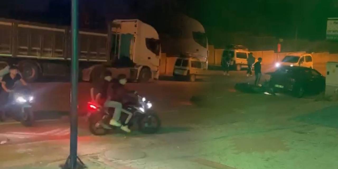 Cep telefonuyla kaydedildi: Motosikletli grup bıçakla saldırdı