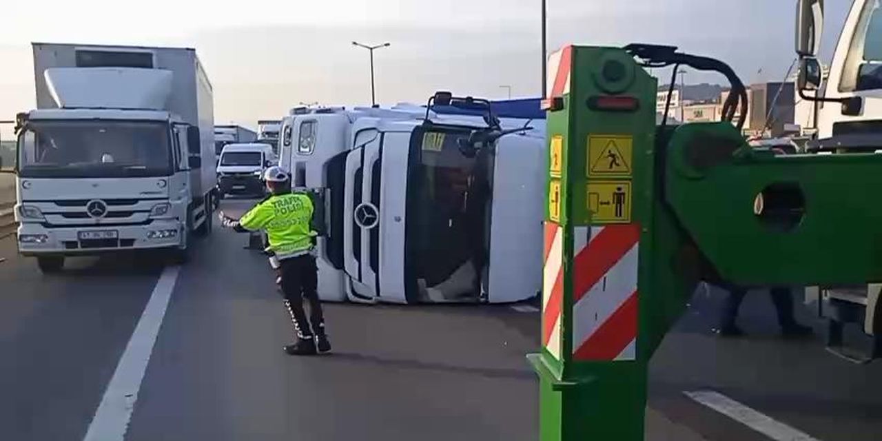 TEM Otoyolu'nda TIR devrildi