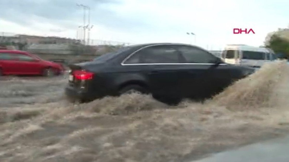 Pendik'te kırmızı alarm! Yollar göle döndü, insanlar mahsur kaldı