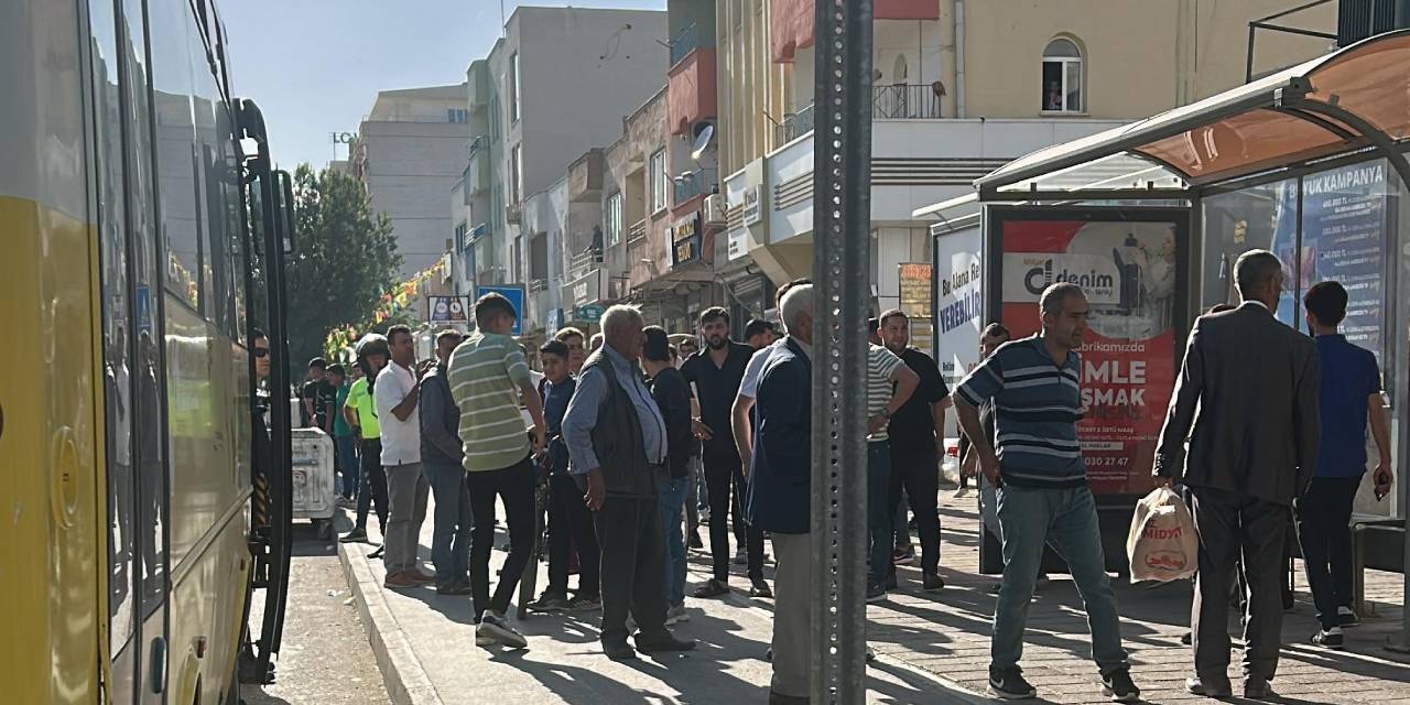 Minibüs şoförleri yol ortasında taşlı sopalı kavgaya tutuştu