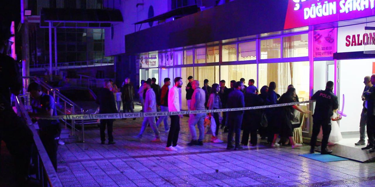 Yol tartışması kanlı bitti, düğün önünde bıçaklar konuştu