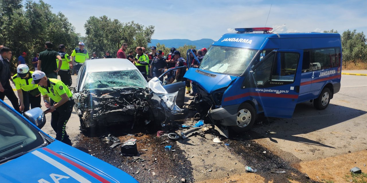 Bursa’da jandarma minibüsü ve araba çarpıştı: 1 ölü 2 yaralı