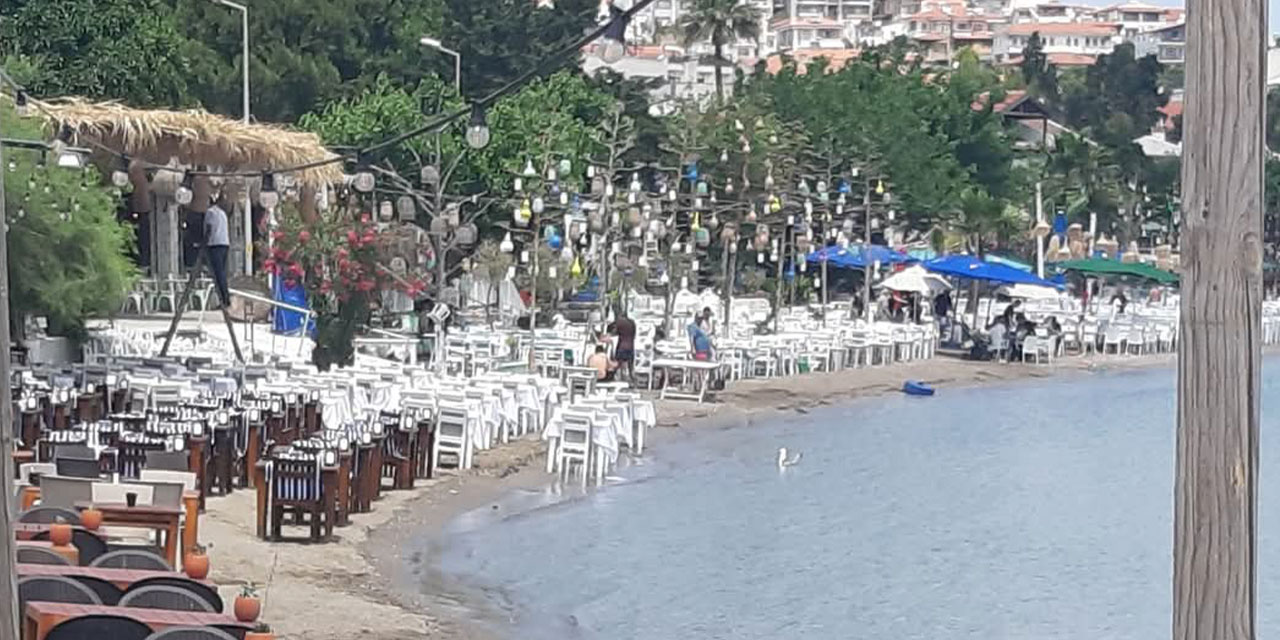 Sahil yetmedi denize bile masa attılar