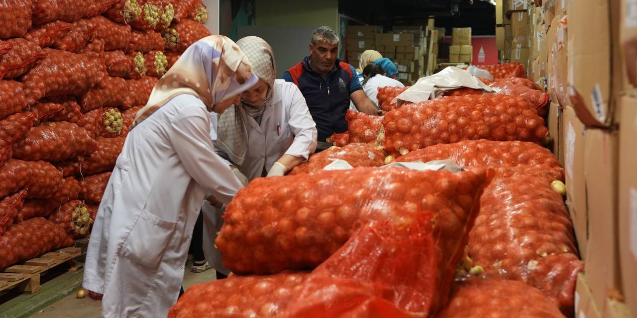 Çiftçinin ürünü elde kalmadı: 15 ton soğan ücretsiz dağıtıldı