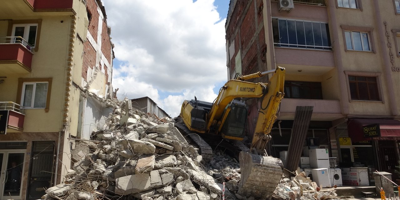 Metruk bina yıkılırken yanındaki 3 bina da çöktü