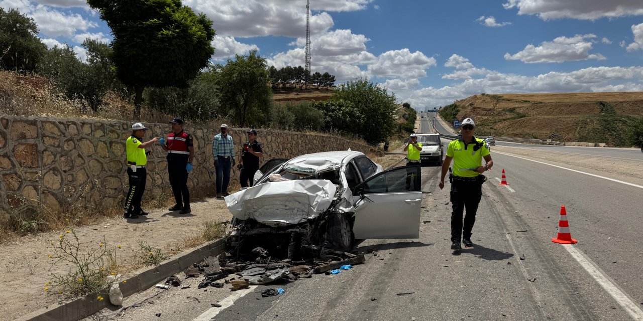 Adıyaman’da otomobil kamyona girdi: 1 ölü