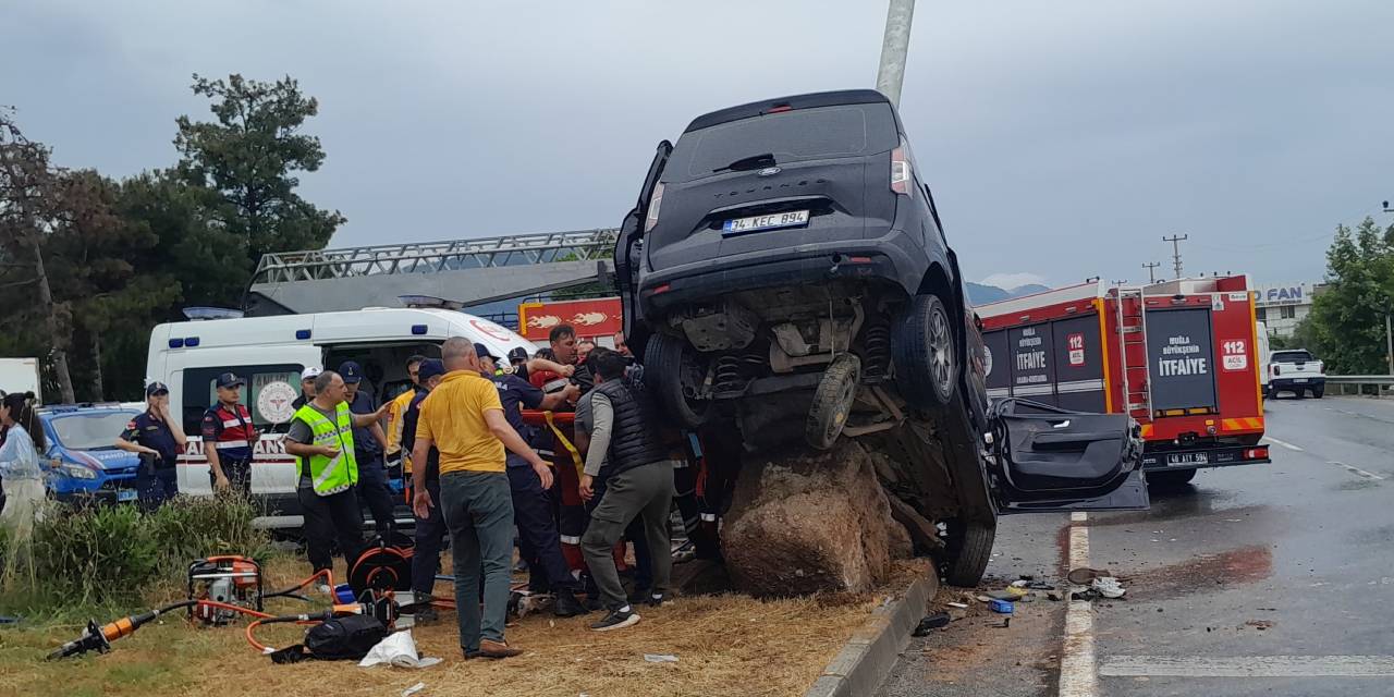 Kamyonet trafik levhasına çarptı: 1 ölü 3 yaralı
