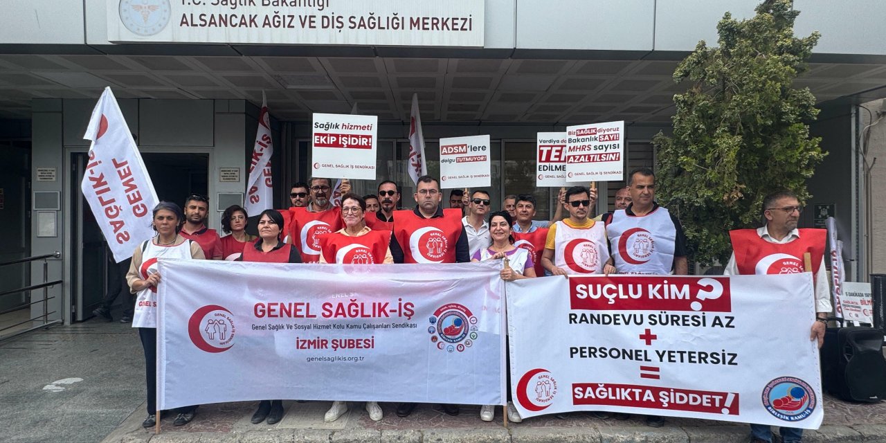 İzmir’de sağlık çalışanlarından eylem: Bakanlık sorunlara kulaklarını tıkıyor