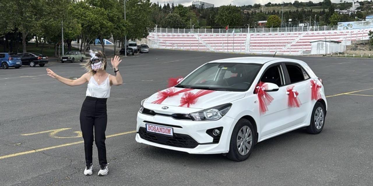 Eşinden boşanan kadın göbek atarak kutladı