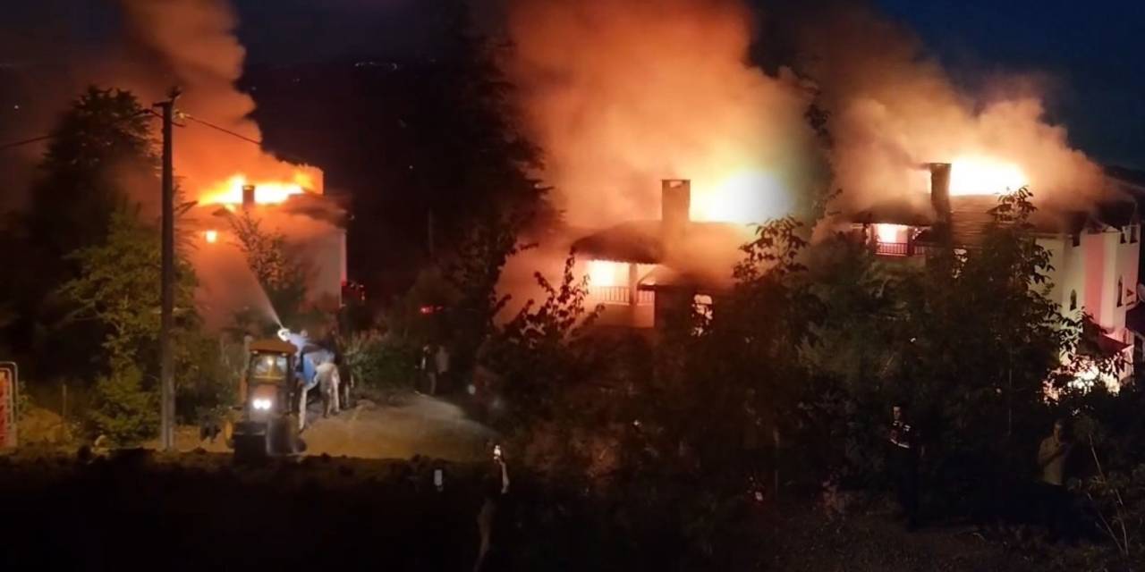 Yalova'da korkutan yangın: 3 katlı binanın çatısı alev aldı