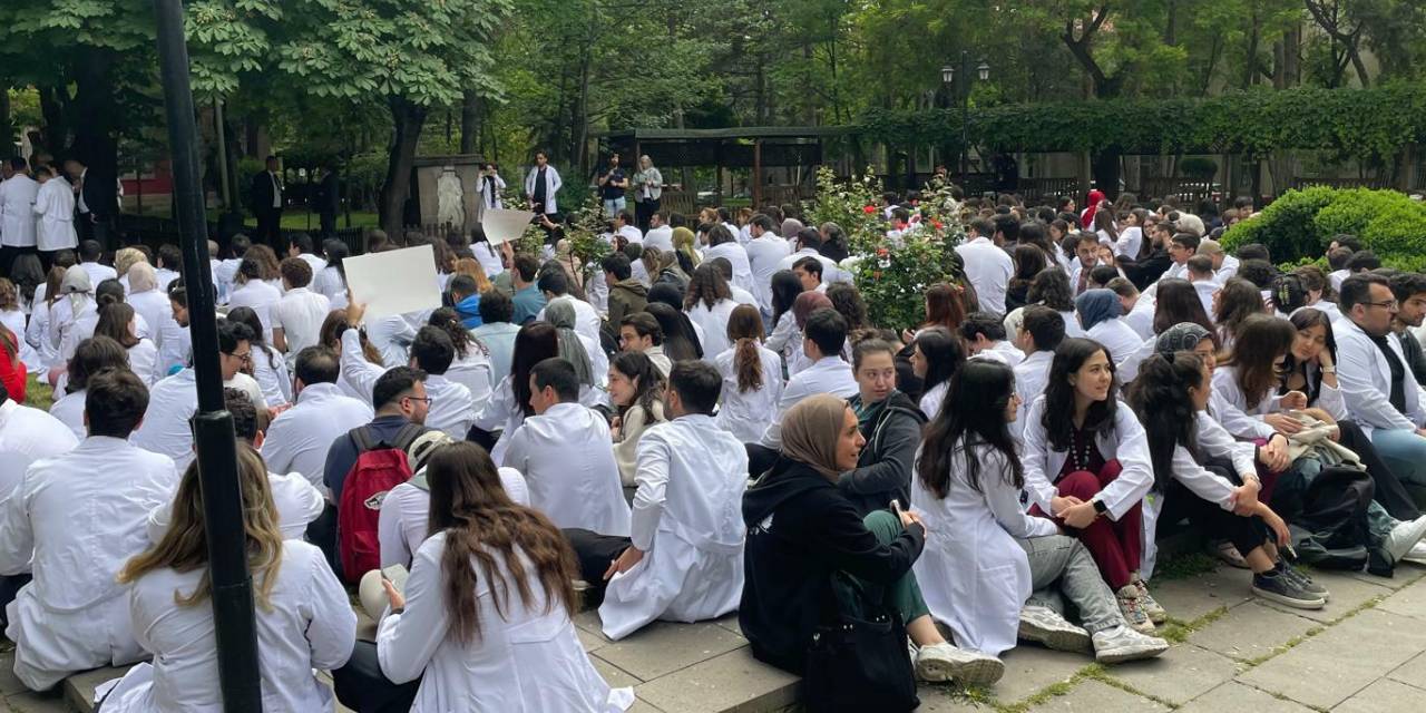 Hekimlerden şiddet gören doktor için protesto