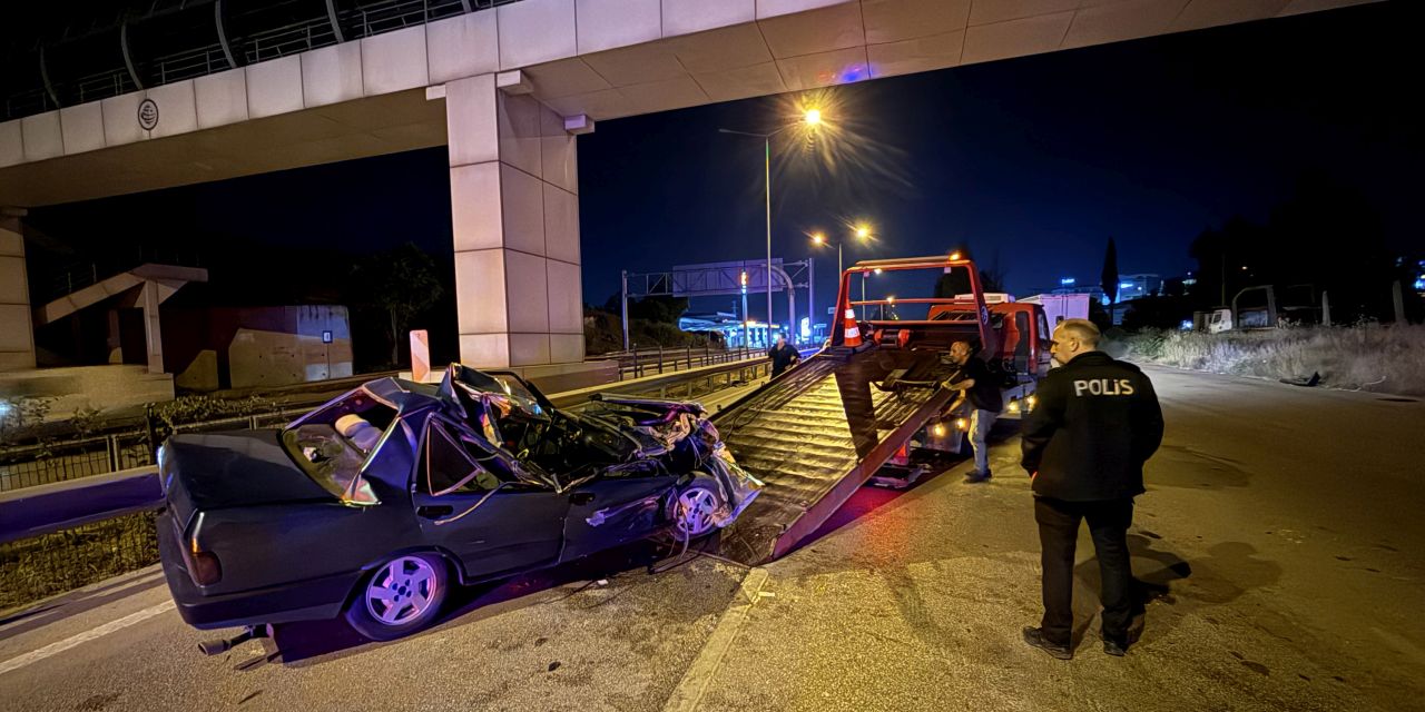 Bursa'da korkunç kaza: Tıra çarpan otomobil hurdaya döndü