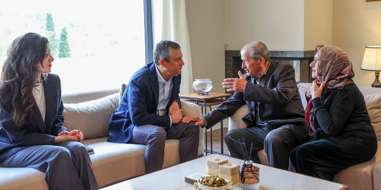 Özgür Özel İBB Özel Kalem Müdürü Kadriye Kasapoğlu'nun ailesini ziyaret etti