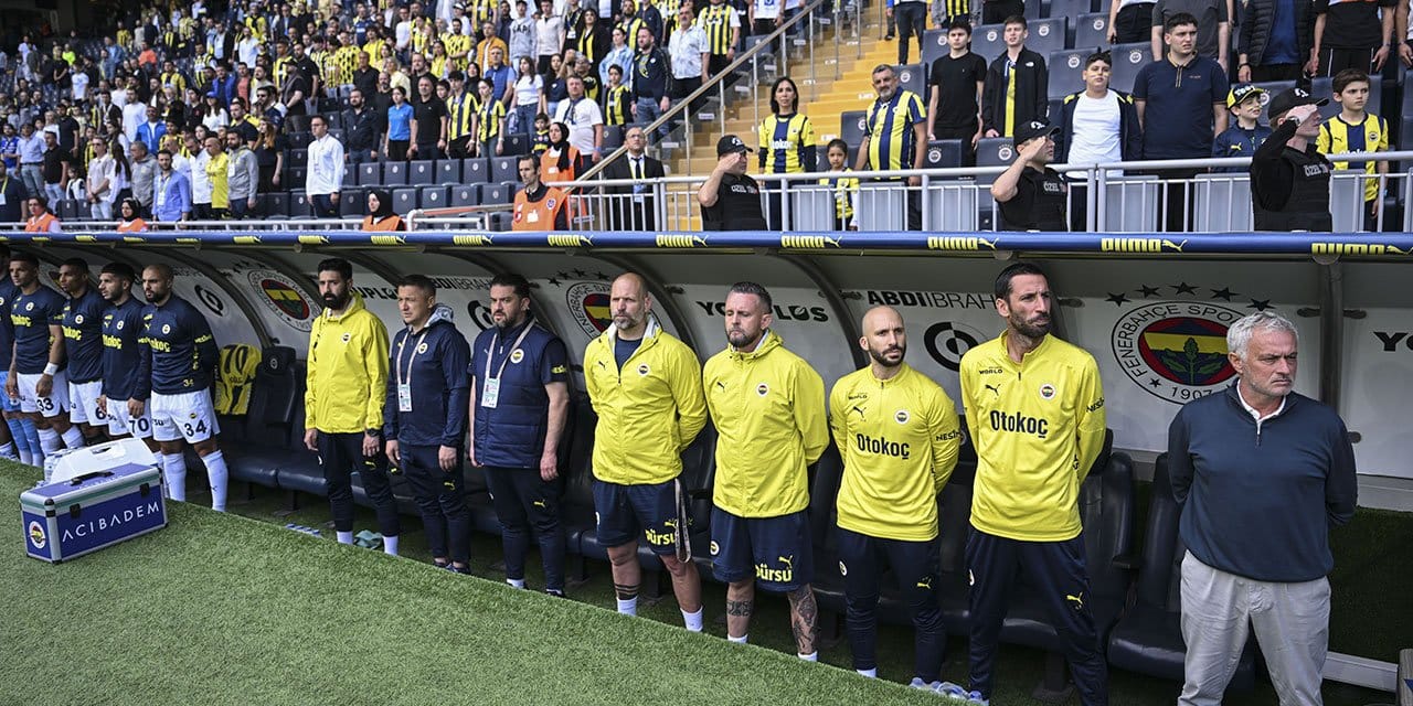 Fenerbahçe taraftarı istifa tezahüratı yaptı: İsmail Kartal detayı