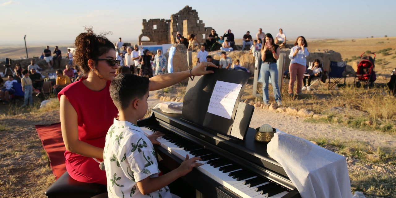 Roma'dan kalma kalede piyano dinletisi