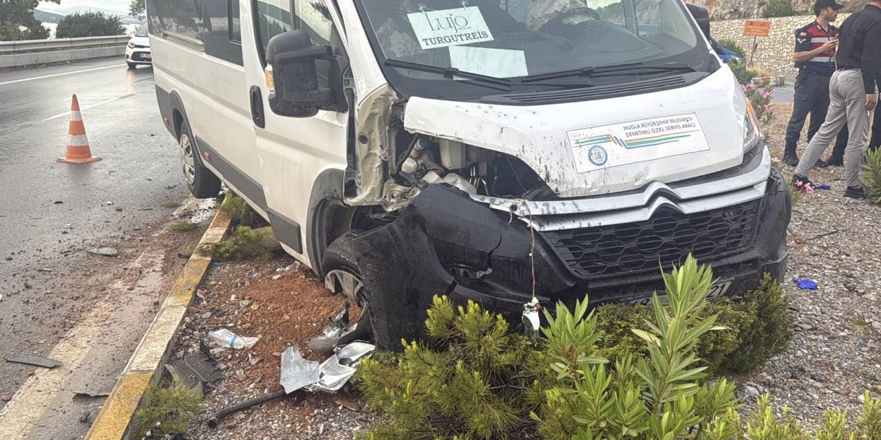 Servis minibüsü otomobille çarpıştı: 16 yaralı