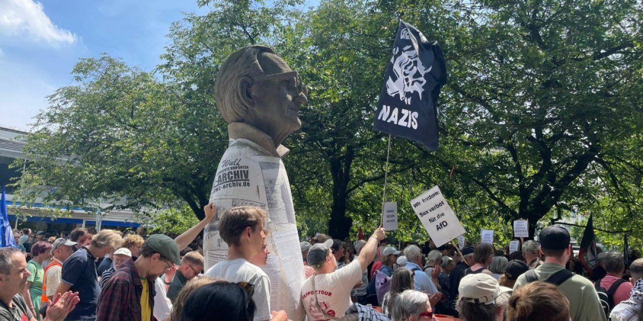 Irkçı yürüyüşe karşı 'Nazilere bir metre bile yer yok' protestosu