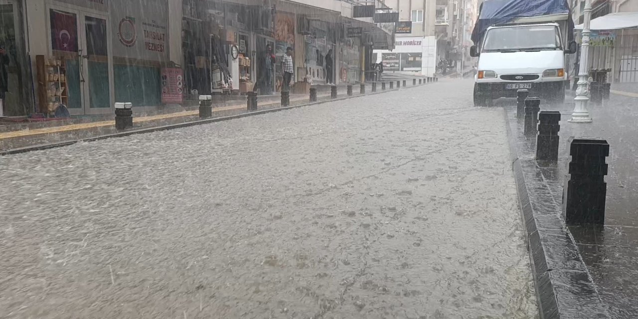 Sağanak ve dolu kentte büyük hasara yol açtı