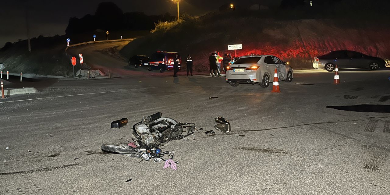 Otomobil ile motosiklet çarpıştı: 1 ölü, 2 yaralı