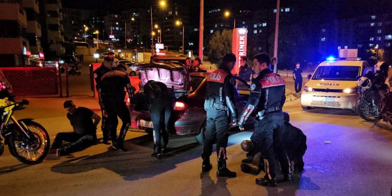 'Dur' ihtarına uymayıp kaçtılar, kovalamaca sonucu yakalandılar