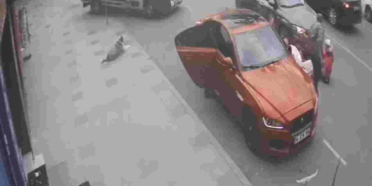 Silivri'de motosikletli park halindeki aracın açılan kapısına çarparak yere düştü