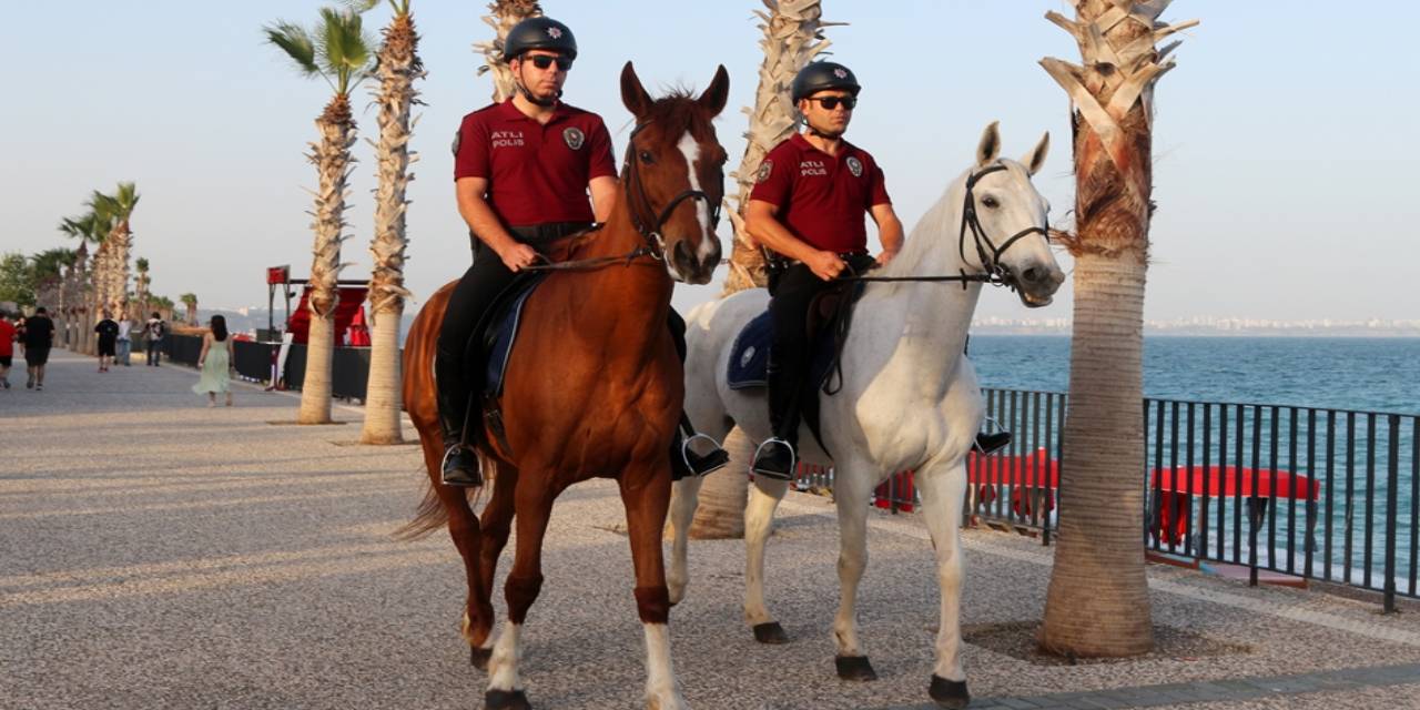 Sahilde atlı polisler devriyede