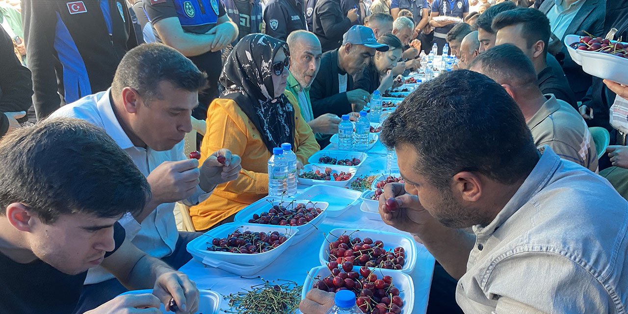 10 dakikada 2 kilo 592 gram yedi: Yarım altını kaptı