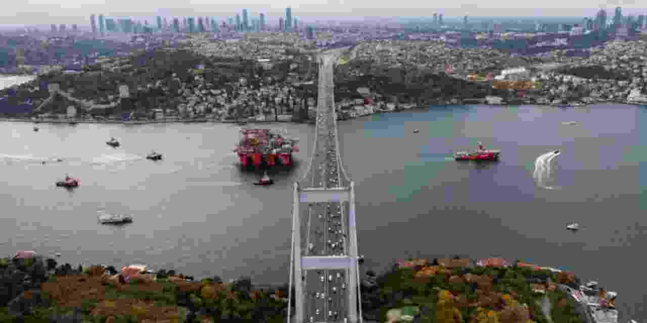 İstanbul Boğazı'nda gemi trafiği askıya alındı