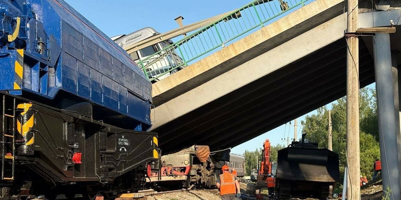 Rusya'da tren kazası! İki köprü çöktü: 7 ölü