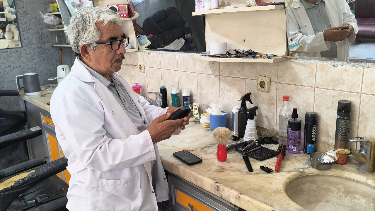 Berberlik yapan emekli: Bayrama 6 gün var hala bekliyoruz müşteri gelecek diye