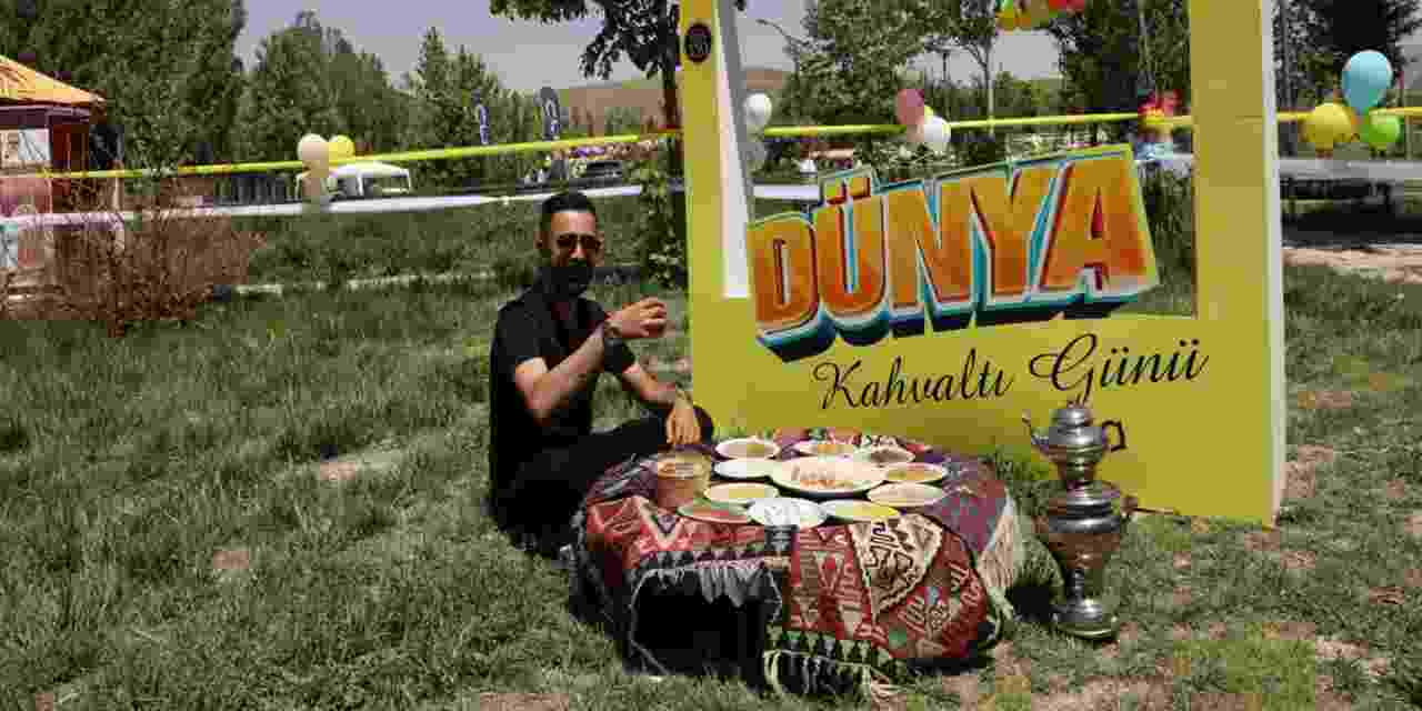 Muradiye Şelalesi önünde 'Dünya Kahvaltı Günü' etkinliği