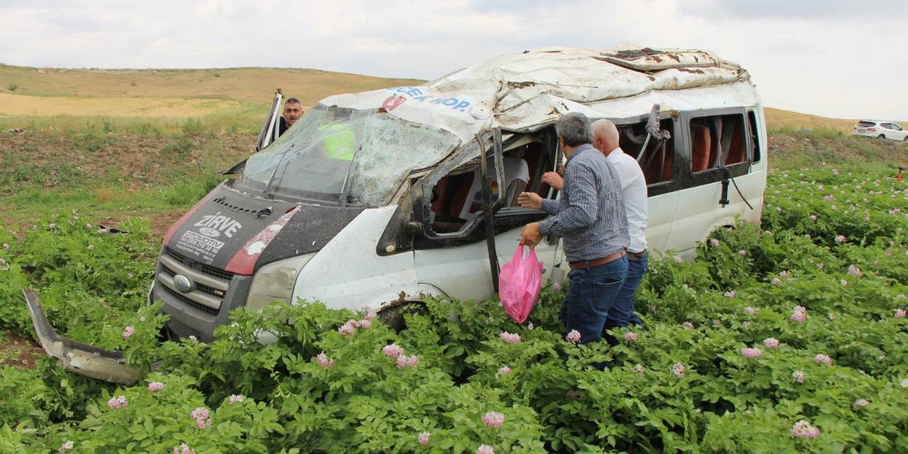 Amasya’da feci kaza! Minibüs takla atarak tarlaya uçtu