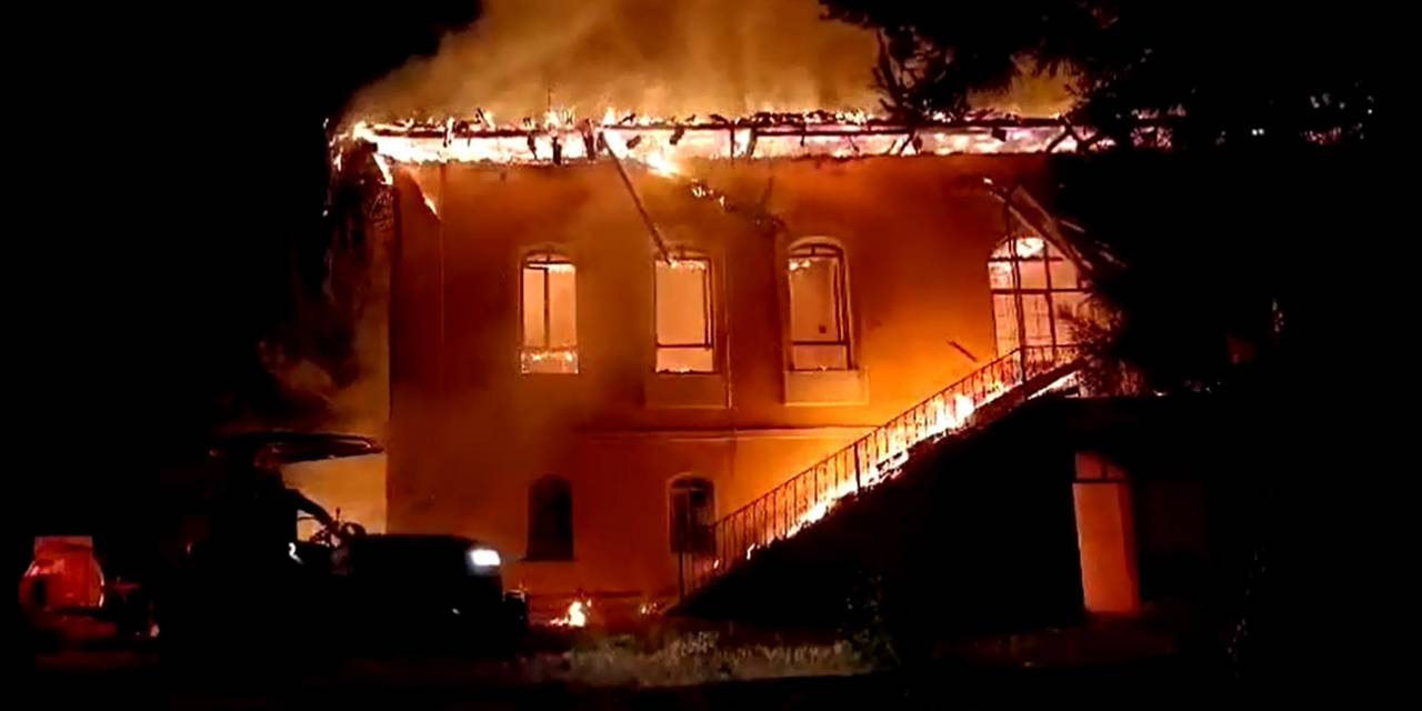 Tarihi okul yangında küle döndü!