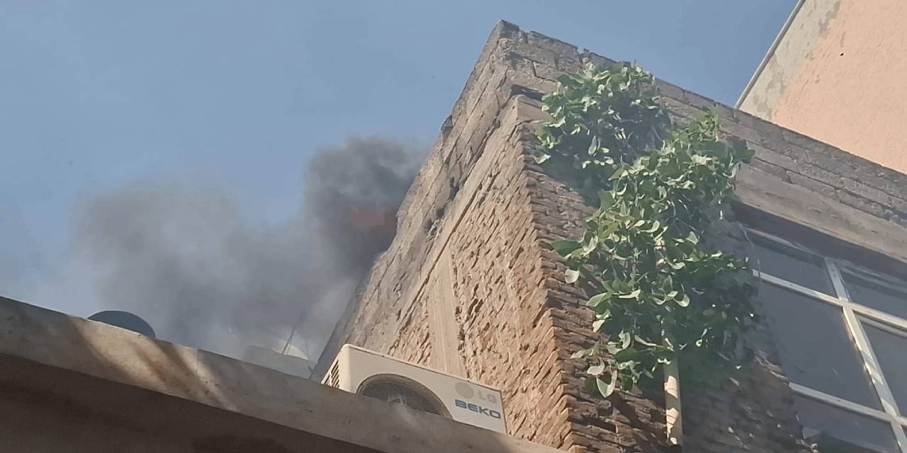 RAM bahçesinde çıkan yangın, yan binanın çatısına sıçradı