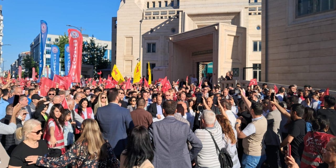 Avcılar halkı gözaltındaki Belediye Başkanı için yürüdü